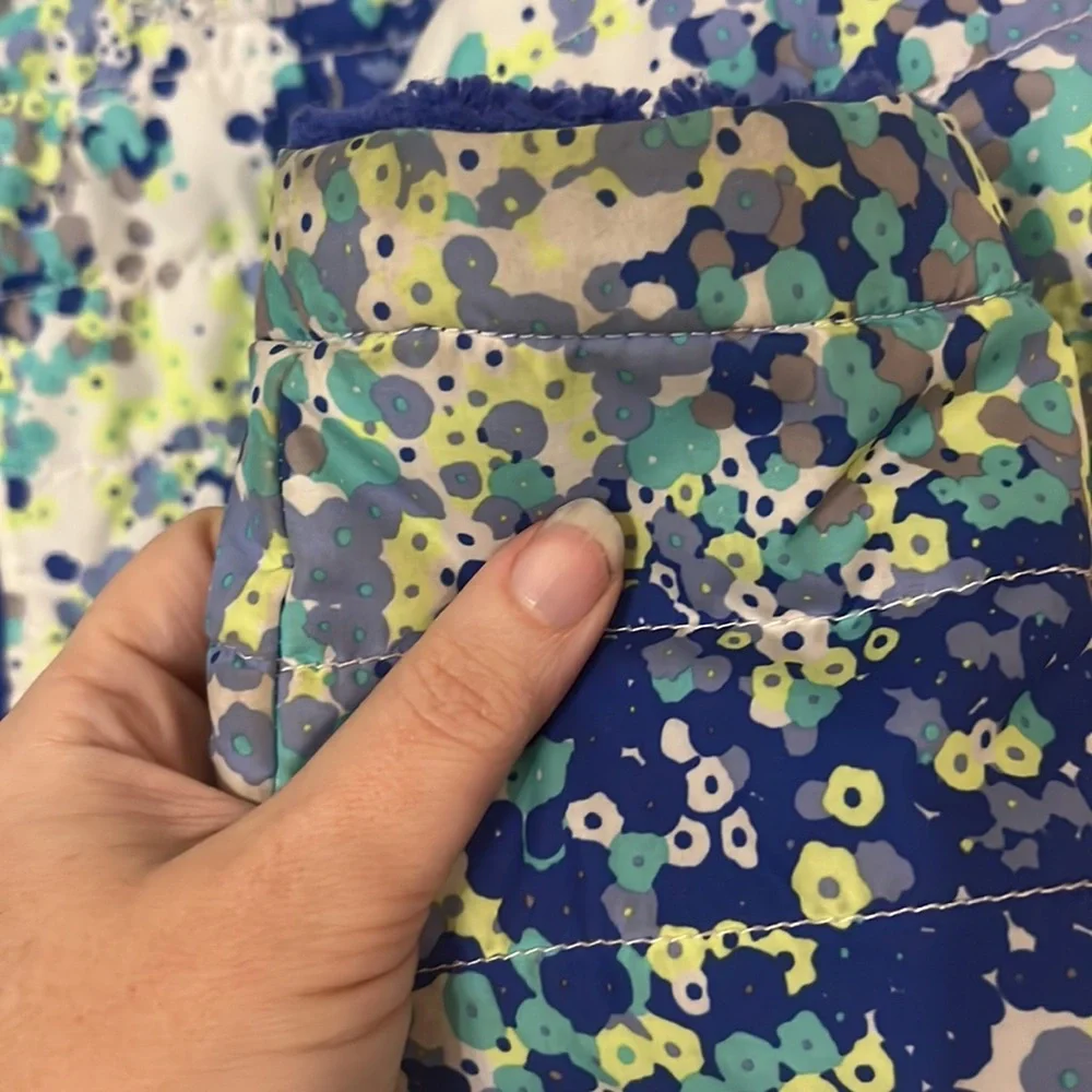 Girls The north face reversible blue splattered jacket